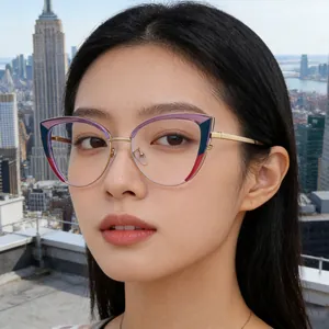 Lunettes anti-lumière bleue œil de chat avec monture en métal tricolore sur un mannequin