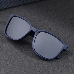 Gafas de sol polarizadas cuadradas azul marino para hombre con montura mate y detalles plata