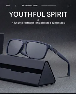 Détail de lunettes de soleil polarisées carrées avec étui et charnière à motif diamant