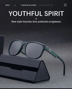 Détail de lunettes polarisées vert foncé avec texture grille et étui pliable