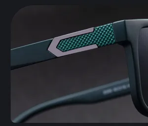 Détail de la branche de lunettes vert mat avec insert métallique et motif texturé