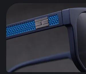 Détail de la branche de lunettes de soleil bleues avec texture antidérapante et logo H