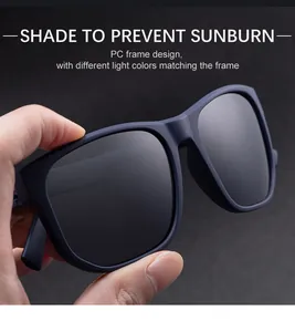 Gros plan de lunettes de soleil carrées bleu mat avec verres gris polarisés