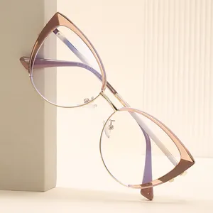 Monture de lunettes œil de chat en or rose avec détails violets sur pierre géométrique