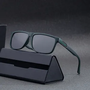 Lunettes de soleil polarisées carrées avec monture gris mat et détails métalliques
