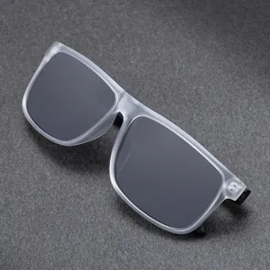 Lunettes de soleil polarisées carrées avec monture grise translucide et verres noirs