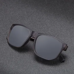 Lunettes de soleil carrées gris translucide mat pour hommes avec verres noirs polarisés