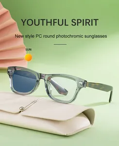 Détail macro de lunettes de soleil carrées photochromiques avec verres changeants