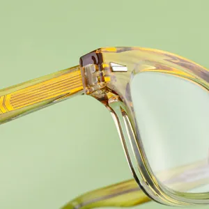 Gros plan détaillé des charnières métalliques et de l'âme renforcée des lunettes carrées