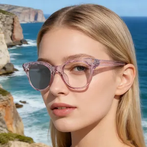 Detail der rosa ovalen photochromen Sonnenbrille mit Gläsern, die von klar zu dunkel wechseln