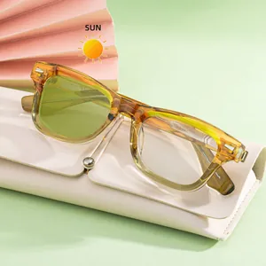 Lunettes de soleil vintage ambrées carrées avec verres verts et étui blanc en cuir