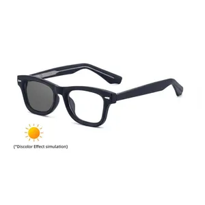 Lunettes de soleil photochromiques carrées noires montrant l'effet de changement de couleur