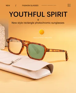 Vista de detalle de gafas cuadradas con lentes fotocromáticas verdes y estuche de cuero