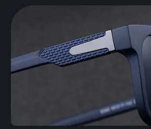 Détail macro de la charnière de lunettes bleu mat avec texture nid d'abeille