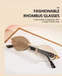 Vue détaillée de lunettes de soleil losange sans monture avec charnière en métal doré gravé