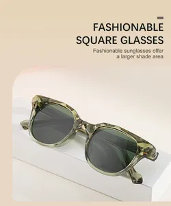 Détail de lunettes de soleil carrées en écaille verte sur un podium blanc minimaliste