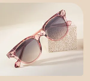 Détail de lunettes de soleil œil-de-chat géométriques roses à verres dégradés