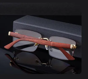 Detailansicht der goldgravierten Scharniere und Holzmaserung an der randlosen Sonnenbrille