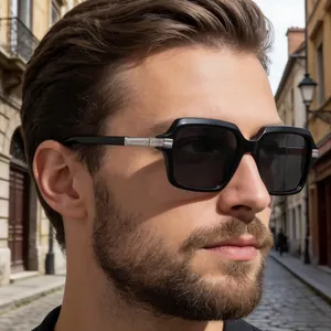Gros plan sur les lunettes de soleil carrées noires avec détail en métal argenté