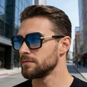 Détail de lunettes de soleil carrées avec verres dégradés bleus et détails en or