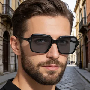 Détail d'un homme portant des lunettes de soleil carrées noires dans une rue urbaine