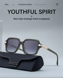 Détail de lunettes de soleil carrées avec monture verte et branches dorées sur étui cuir