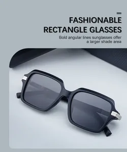 Détail de lunettes de soleil carrées avec monture en acétate noir et accents métalliques