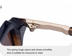 Détail de la charnière à ressort en métal doré sur des lunettes de soleil carrées