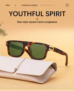 Detalle de gafas de sol cuadradas de carey con bisagra H dorada y funda de piel