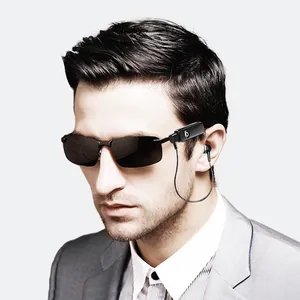 Détail des lunettes de soleil Bluetooth avec écouteur intégré et bouton de commande latéral