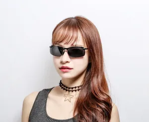 Lunettes de soleil Bluetooth intelligentes avec monture demi-cerclée noire sur mannequin