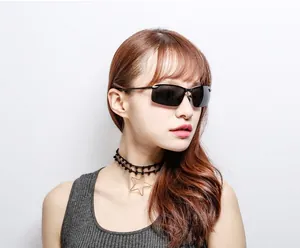 Lunettes de soleil audio intelligentes à monture demi-cerclée portées par un mannequin