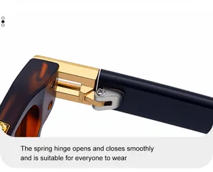 Detalle de bisagra de resorte dorada en gafas de sol cuadradas para ajuste flexible
