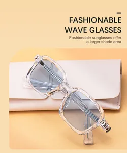 Detail einer transparenten Wellen-Sonnenbrille mit graublauen Gläsern und beigem Lederetui