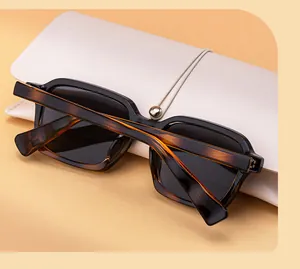 Detailansicht der quadratischen Vintage-Sonnenbrille mit Bügeln in brauner Schildpatt