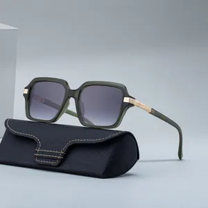 Lunettes de soleil carrées vert armée avec verres dégradés violets et étui en cuir