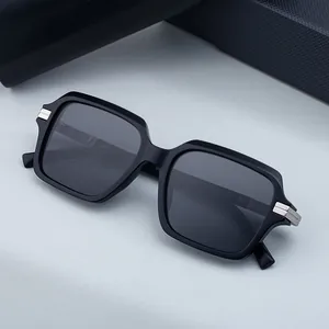 Lunettes de soleil carrées noires pour hommes avec verres gris et détails en métal argenté