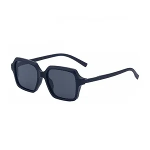 Lunettes de soleil carrées noires pour hommes avec monture mate et verres de style rétro