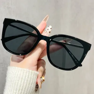 Lunettes de soleil œil de chat polarisées pour femmes avec monture noire et verres gris