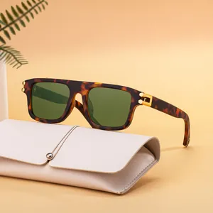 Gafas de sol retro de carey con lentes verdes y un estuche de cuero en color crema