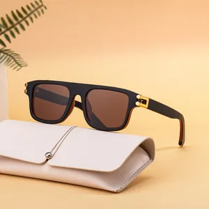 Gafas de sol cuadradas negro mate con bisagras doradas y estuche de cuero beige