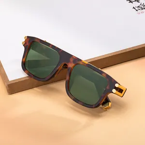 Gafas de sol cuadradas de carey para hombre con detalles dorados y cristales oscuros