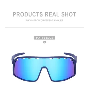 Detail der mattblauen Sport-Sonnenbrille mit Belüftungslöchern und getönten Gläsern
