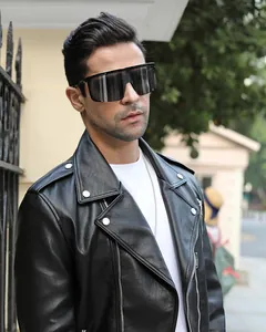 Λεπτομέρεια μαύρου biker τζάκετ με ασημένια φερμουάρ και γυαλιά ηλίου στο μοντέλο