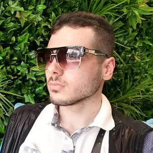 Gros plan de lunettes de soleil pour hommes noir et or portées par un mannequin réel