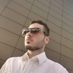 Vue détaillée de lunettes de soleil carrées oversize avec verres bruns dégradés et pont