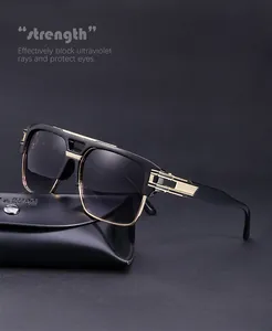 Détail de lunettes de soleil carrées pour hommes avec texture métal doré et étui