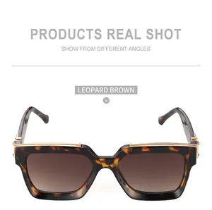 Détail de lunettes de soleil carrées léopard avec finitions dorées et rivets