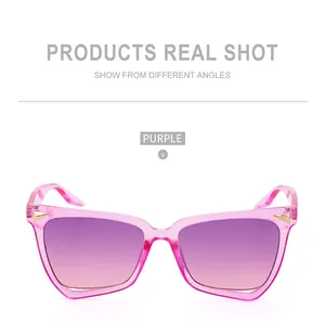 Dettaglio occhiali da sole cat-eye rosa con lenti sfumate viola e rivetti metallici dorati