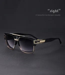 Vue détaillée des lunettes de soleil carrées noires avec décors dorés et verres dégradés